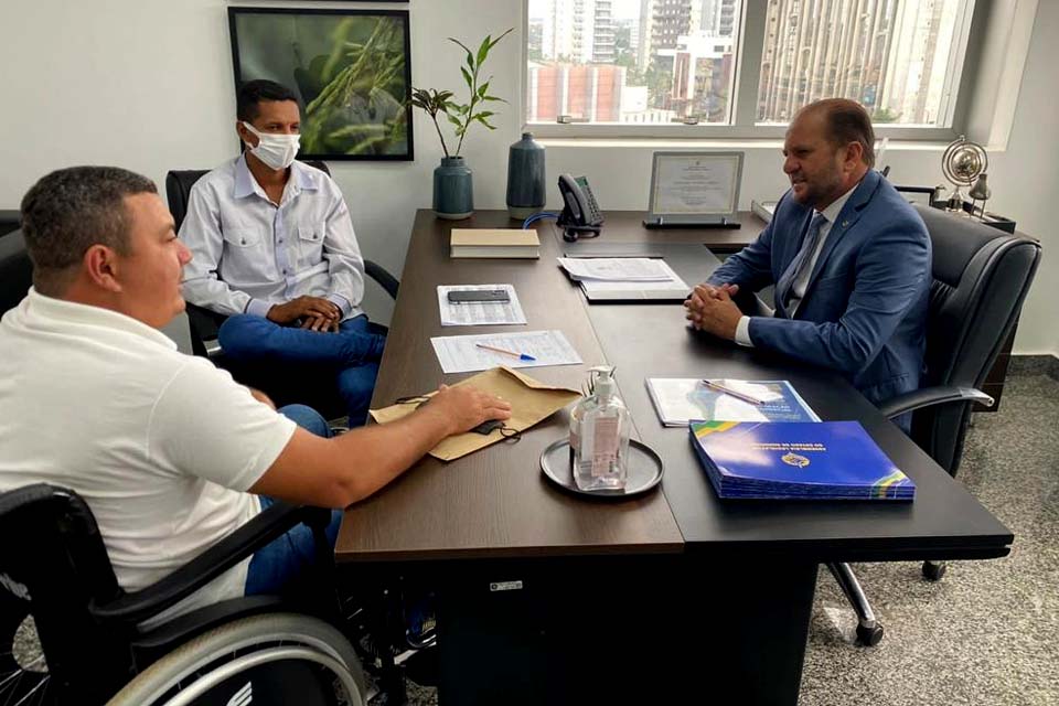 Recursos para recuperar estradas rurais estão na conta da prefeitura de Seringueiras, anuncia Cirone Deiró