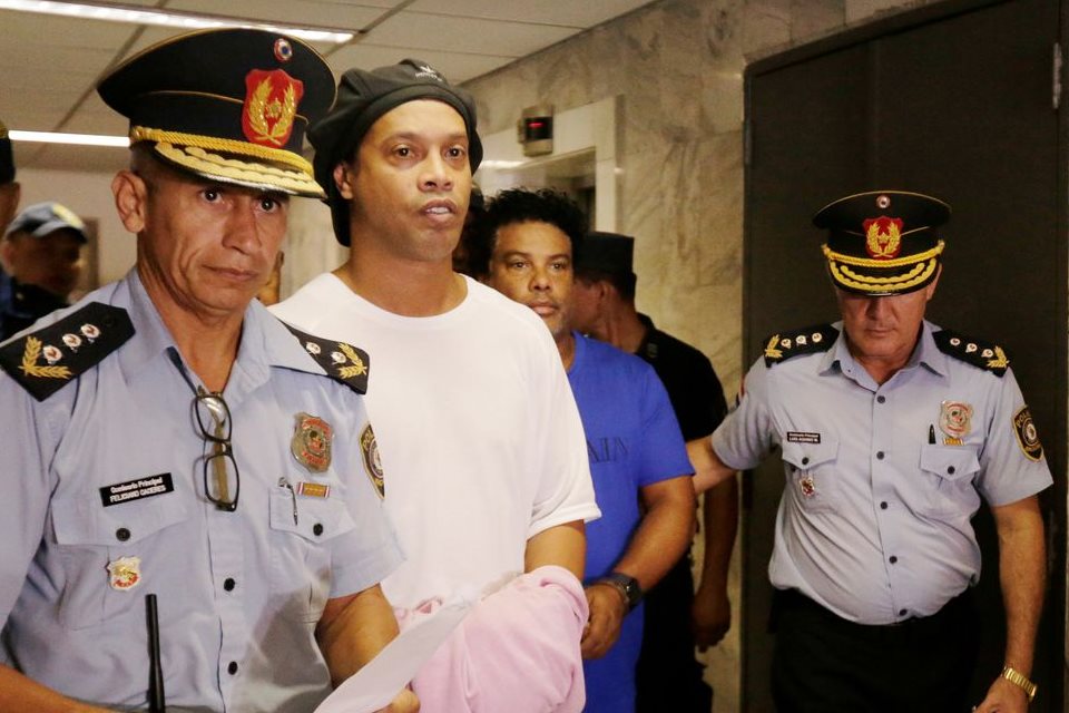 Ronaldinho Gaúcho e irmão vão ficar em prisão domiciliar no Paraguai