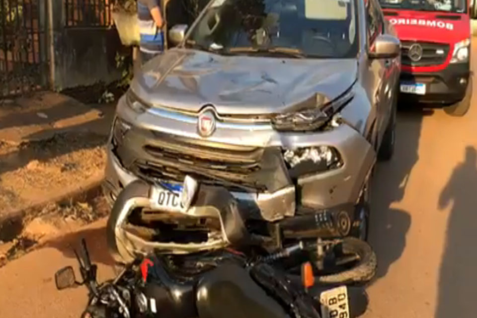 Motociclista fica em estado grave após colisão com caminhonete na zona sul