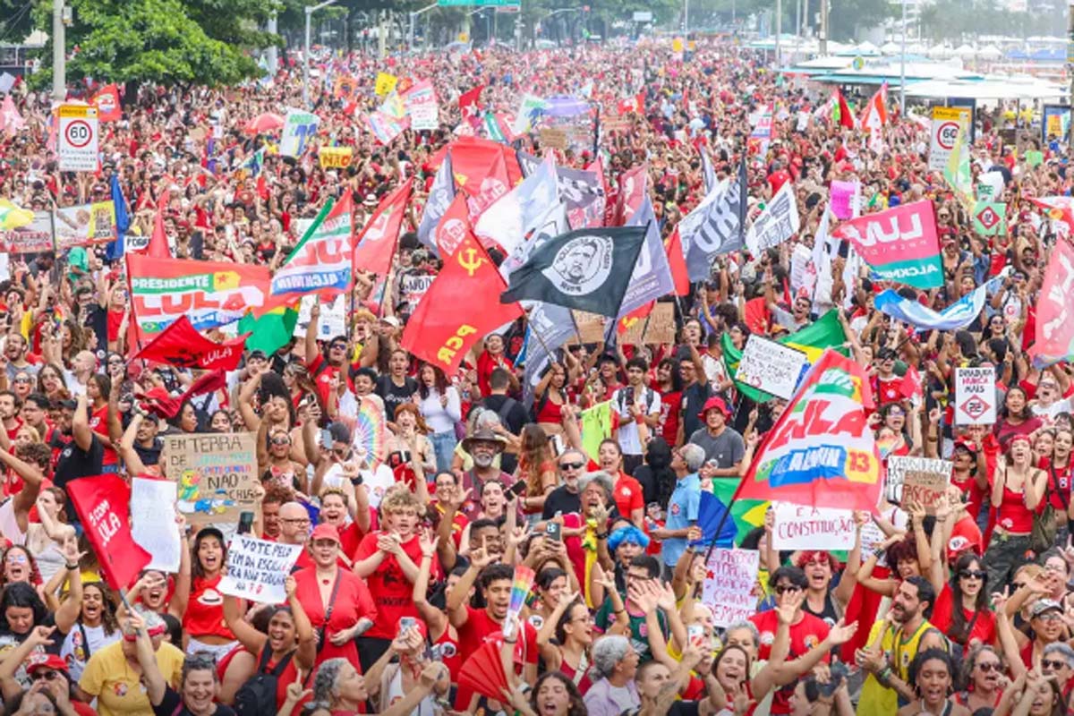 Milhares ocupam Copacabana em ato pela democracia e em apoio a Lula