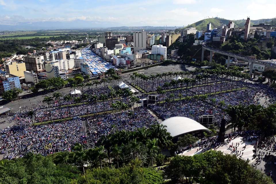 Romaria reúne cerca de 80 mil fiéis no Santuário Nacional de Aparecida, SP