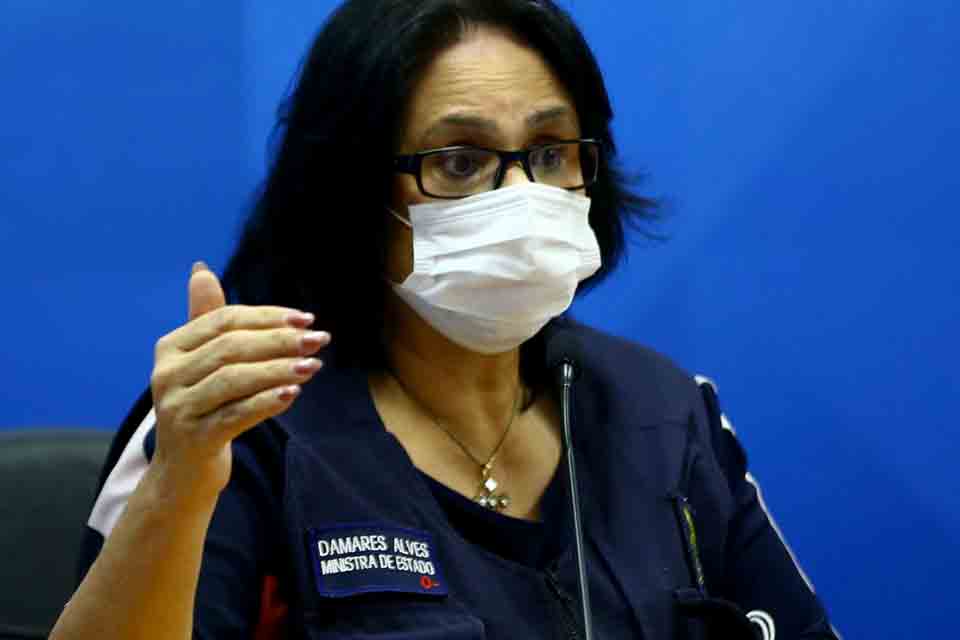 Ministra Damares Alves testa positivo para a covid-19