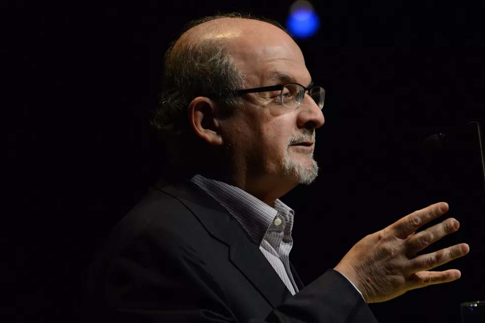 Salman Rushdie, autor jurado de morte pelo Irã, é esfaqueado por homem nos EUA