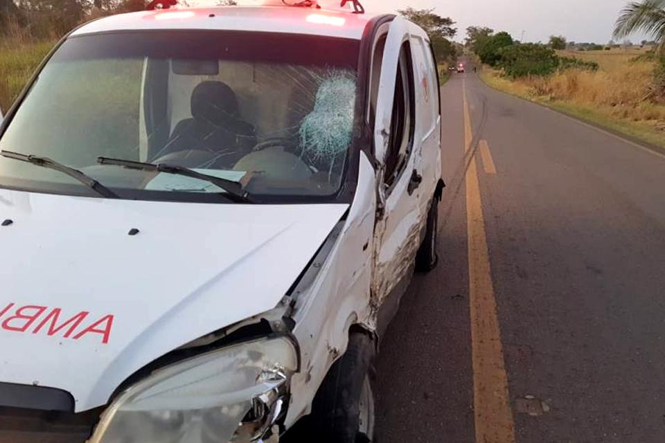Ambulância com quatro pacientes é atingida por Hilux em Colorado