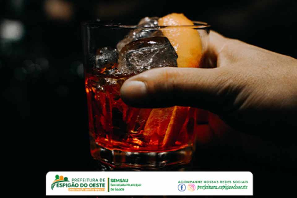 Vigilância Sanitária de Espigão do Oeste alerta população sobre risco de intoxicação por metanol em bebidas adulteradas