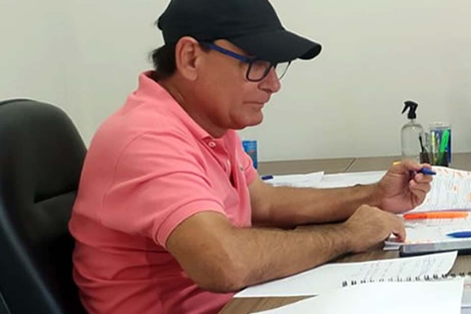 Prefeito Alex Testoni garante novo piso nacional aos professores da rede municipal da Estância Turística