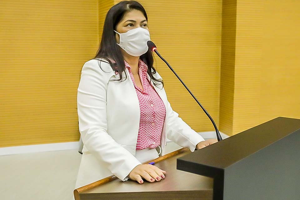 Deputada Cássia diz estar feliz em votar o reajuste salarial dos policiais militares e bombeiros