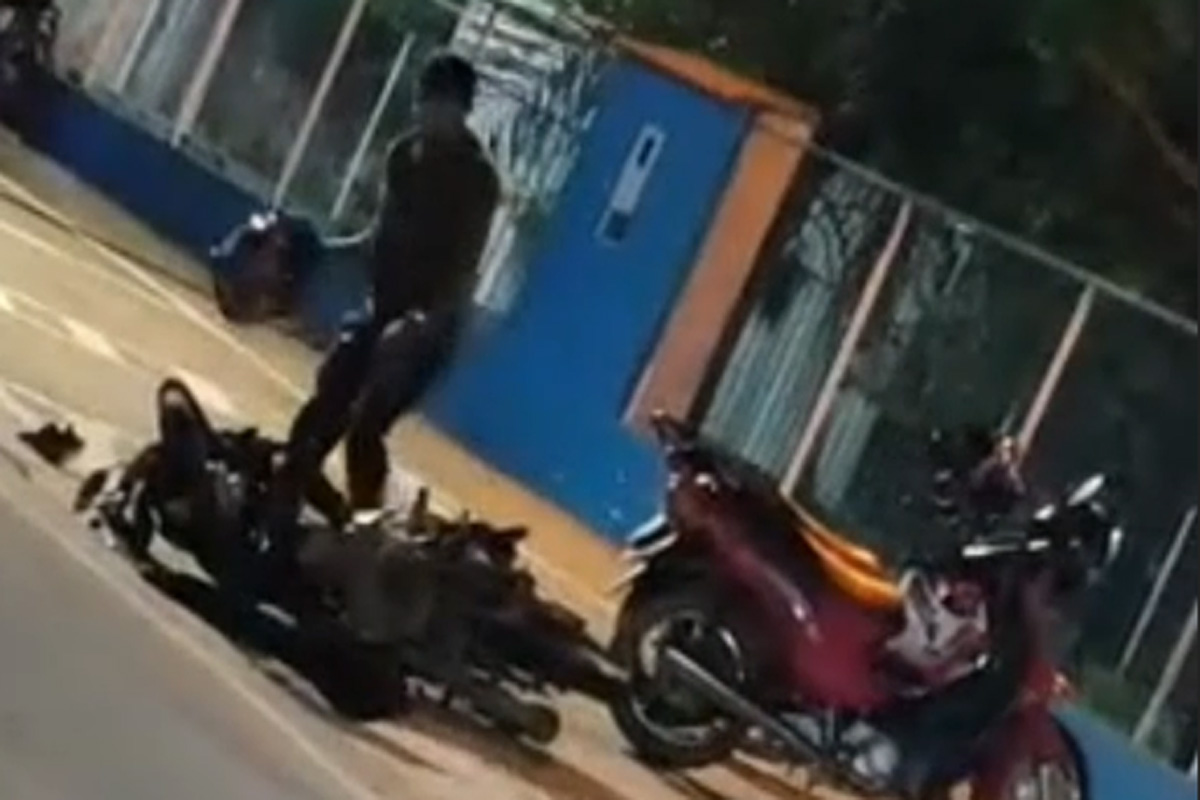 Homem quebra moto da ex em ataque de fúria em plena via pública
