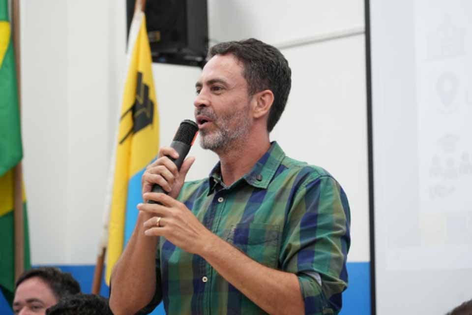 Entrega de tablets conecta mais de 500 alunos em Jaci-Paraná; prefeito Léo Moraes participou da solenidade de entrega