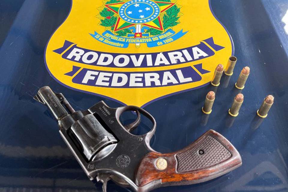 PRF apreende arma de fogo e prende motorista em Pimenta Bueno
