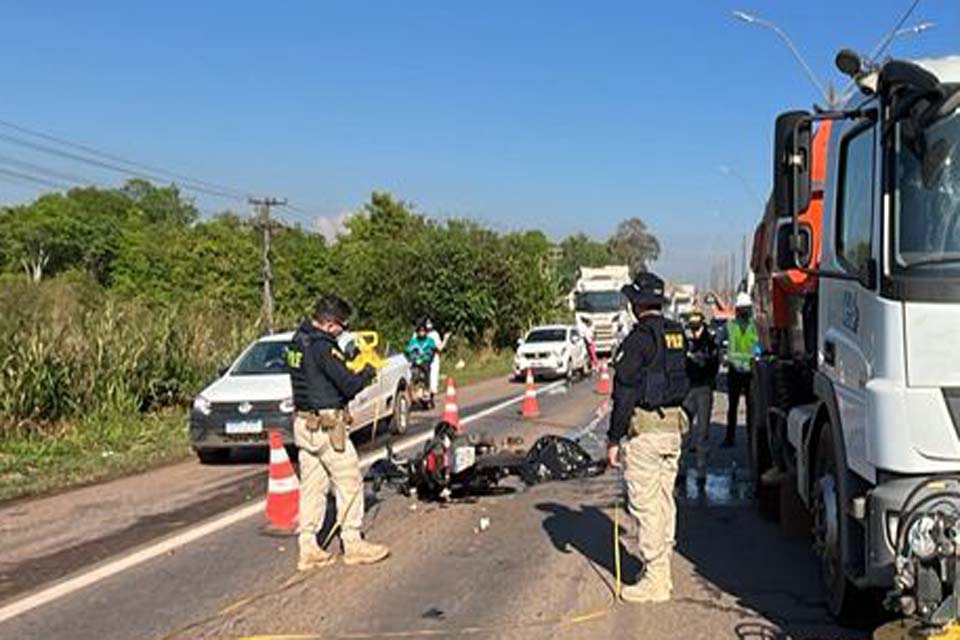 Motociclista morre após batida em traseira de caminhão na BR-364
