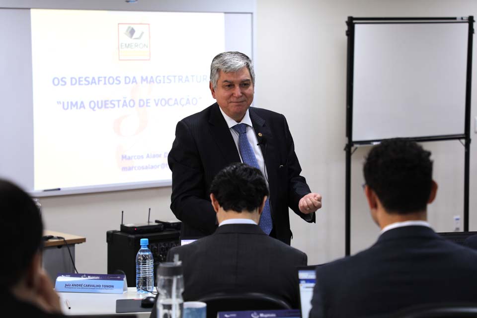 Presidente do Tribunal de Justiça de Rondônia ministra aula em curso de formação inicial de novos(as) juízes(as) 