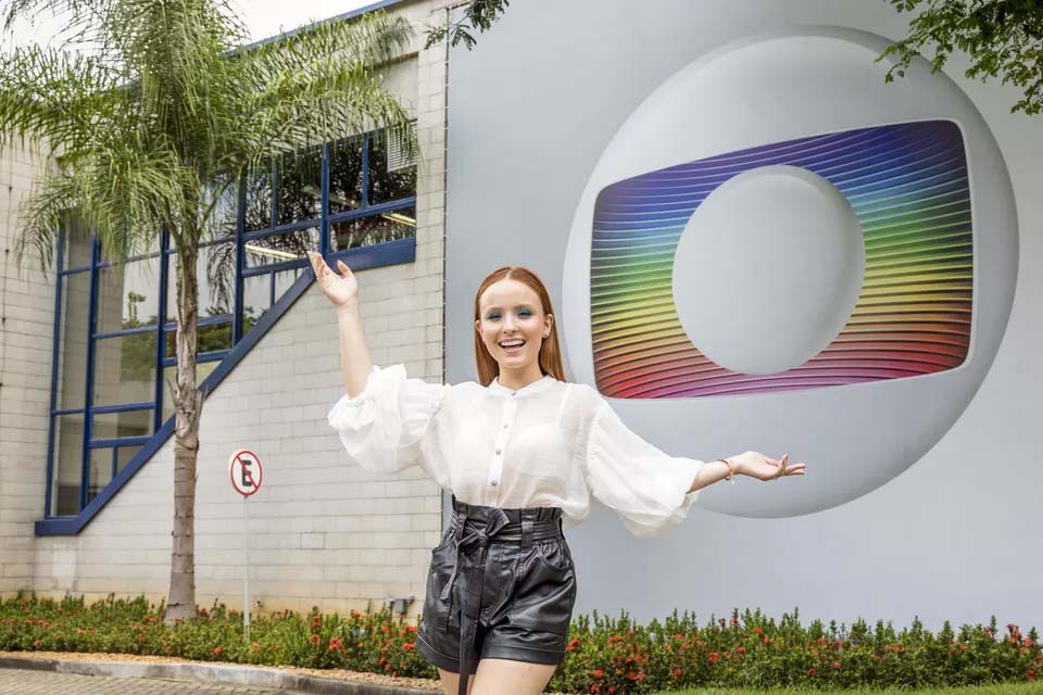 'É real, oficial' - Larissa Manoela anuncia mudança para a TV Globo; vídeo