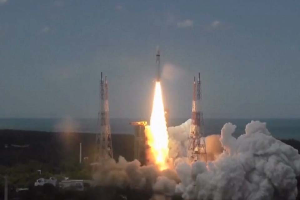 Índia lança foguete para ser 1º país a pousar em região inexplorada da Lua