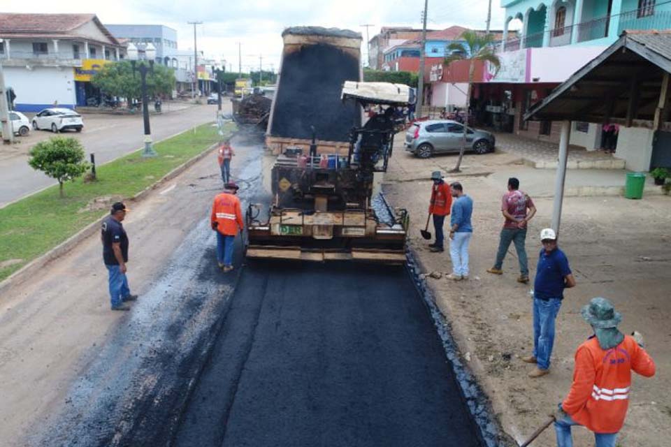 Equipes do DER executam serviços de recapeamento asfáltico no trecho urbano da RO-470 