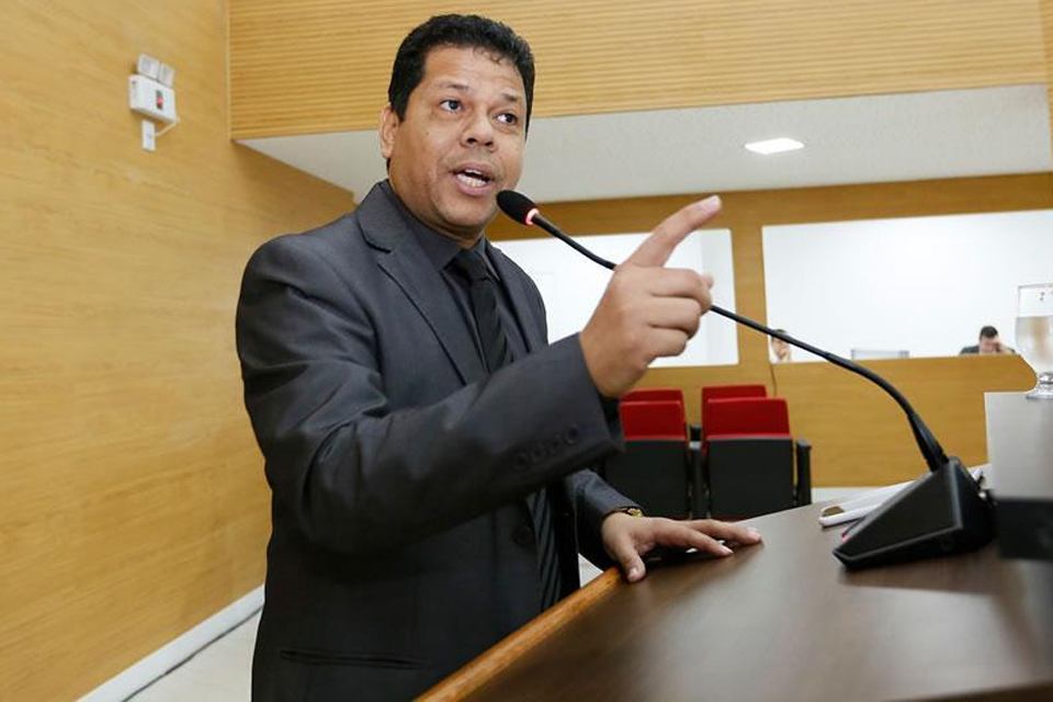 Vídeo – Na Tribuna, Jair Montes se diz perseguido e ameaça esposa de advogado