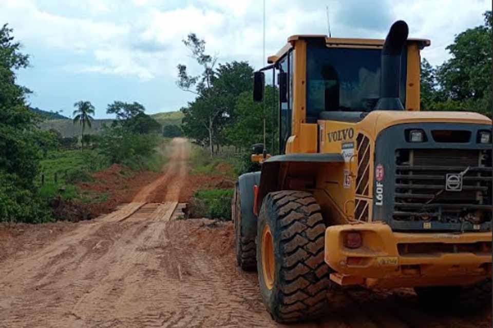 Prefeitura de Ji-Paraná recupera pontos críticos da Linha 90, no Setor Riachuelo