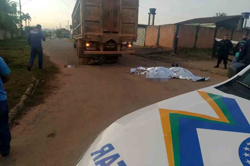 Pai e filho morrem após caminhão passar por cima de moto em Buritis