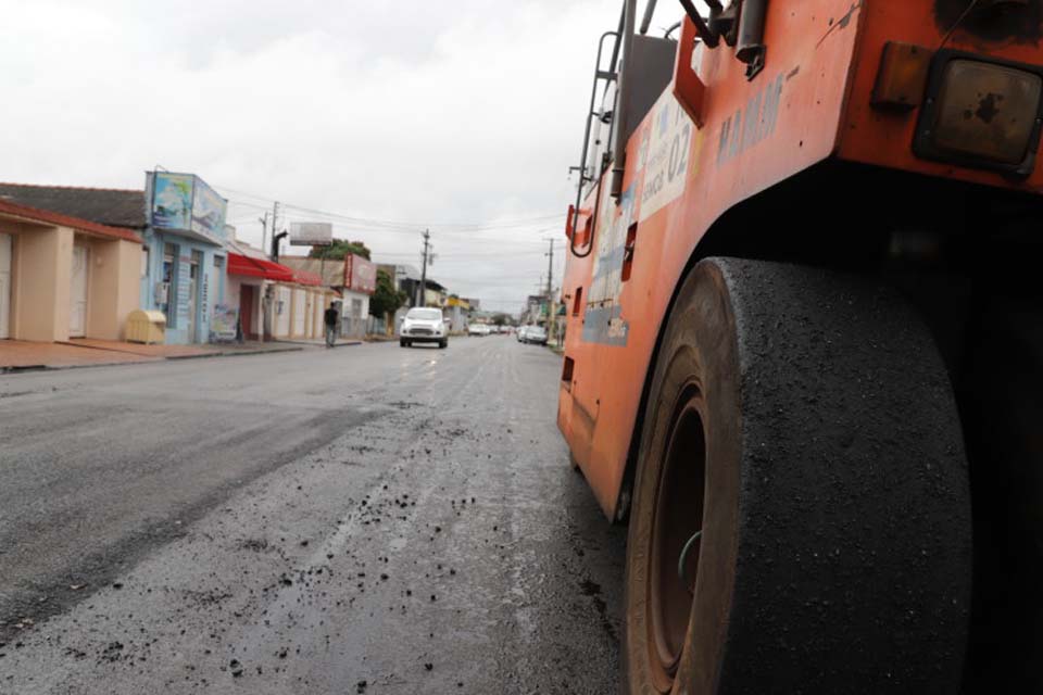 Continua o serviço de tapa buracos e recapeamento em diversas ruas