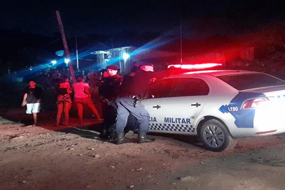 Corpo de idoso é encontrado em embaixo de residência no centro