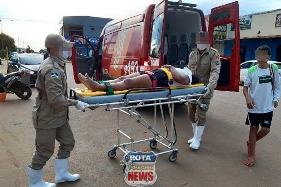 Colisão entre carro e moto deixa  mãe e filho feridos