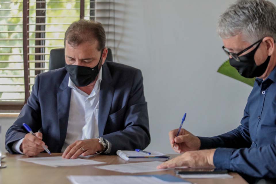 Hildon Chaves assina ordem de serviço para obras no Centro de Convivência do Idoso em Porto Velho