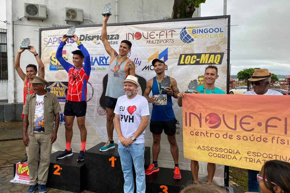 Aproximadamente 300 Atletas participam de corrida que teve largada no Prédio do Relógio