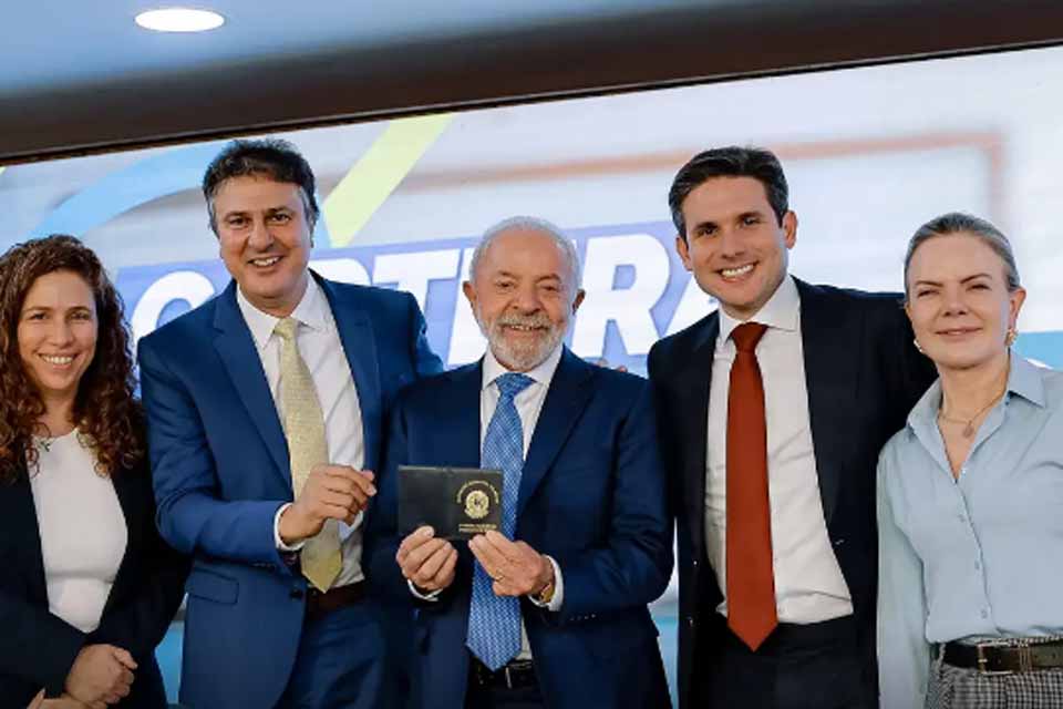 Lula sanciona lei que cria Carteira Nacional do Professor