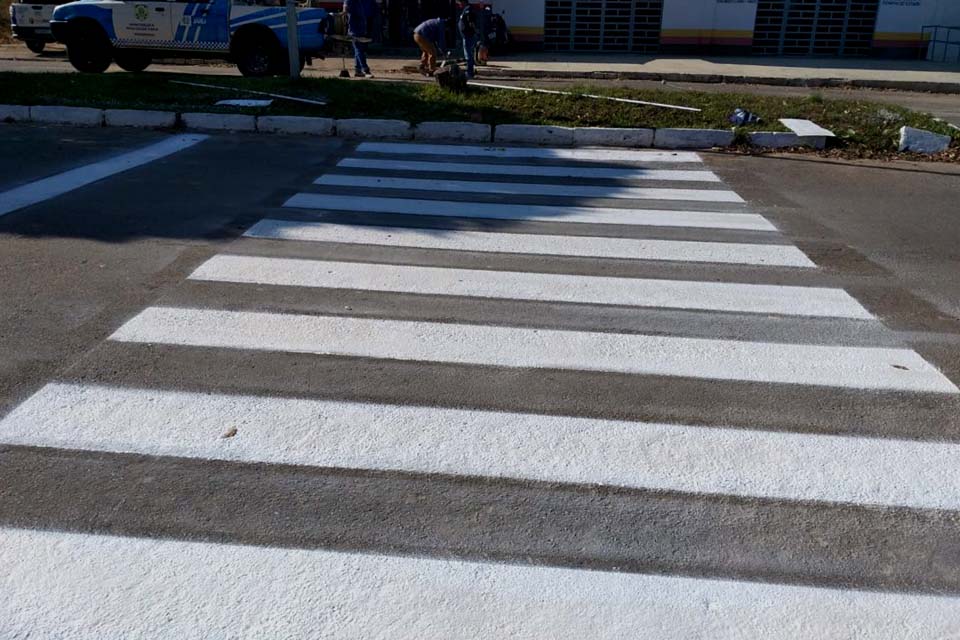 Prefeitura sinaliza ruas do distrito Tarilândia com faixa de pedestres