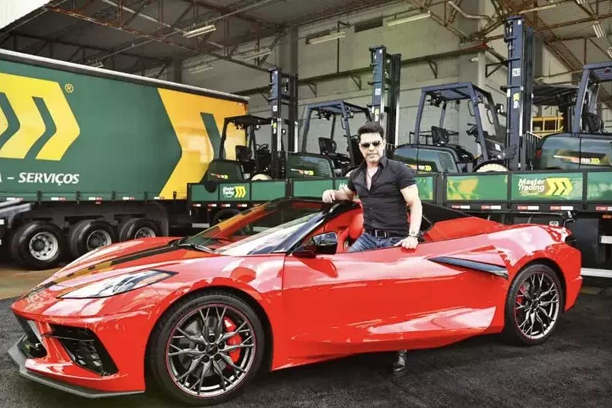 “O único do mundo”, diz Zezé Di Camargo ao mostrar Corvette de R$ 2 milhões