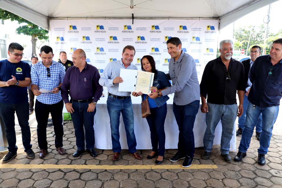 Beneficiados agradecem prefeito Hildon Chaves por se tornaram de fato donos de seus imóveis