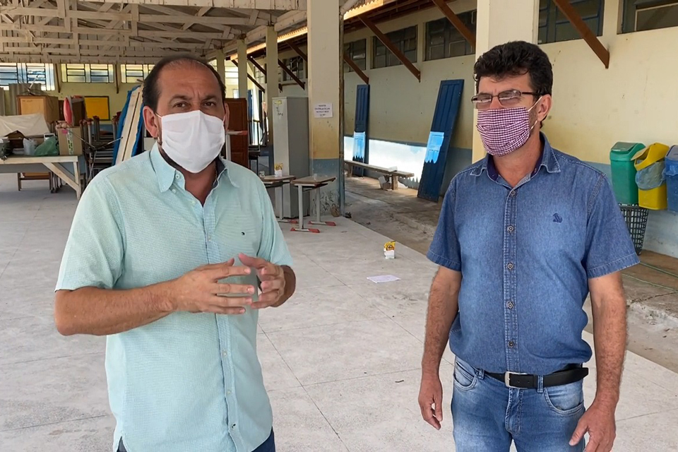 Presidente Laerte Gomes visita obras na Escola Municipal Monteiro Lobato no distrito de Terra Boa
