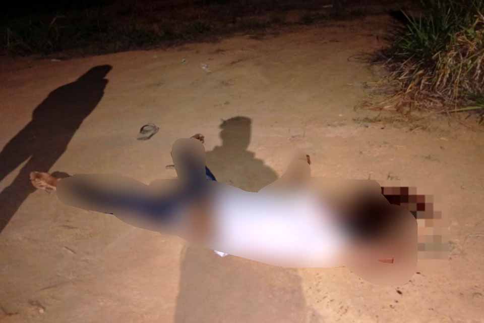 Homem é assassinado com tiros no rosto em via escura e deserta