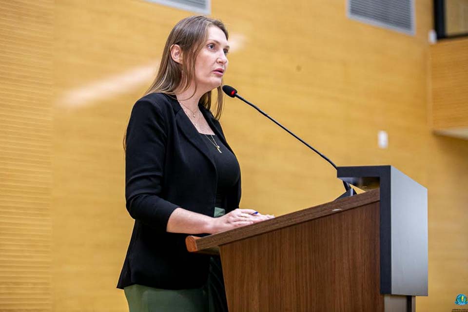 Deputada Lebrinha acompanha uso de equipamentos agrícolas em São Felipe Do Oeste