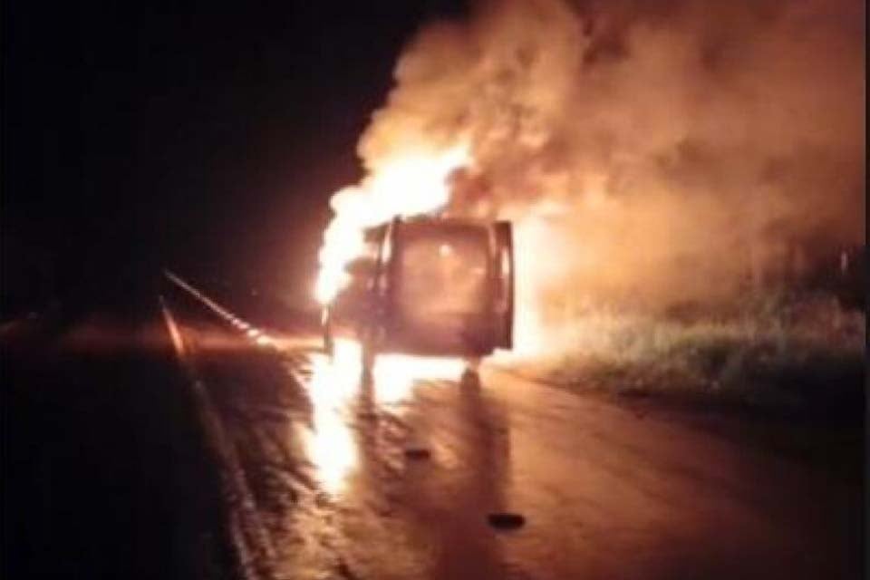 Ambulância de Alta Floresta que transportava paciente pega fogo na RO 479