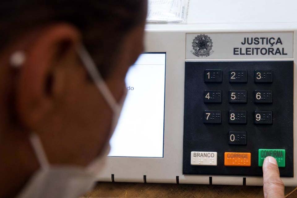 Tribunal Superior Eleitoral exige que eleitor use máscara para votar