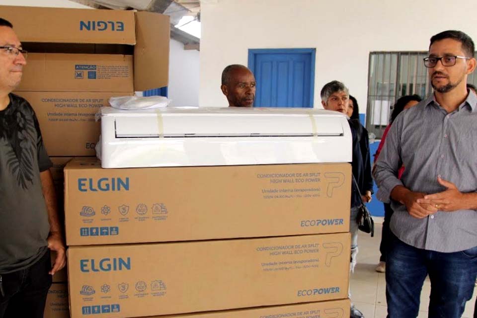 Deputado Anderson entrega lote de centrais de ar-condicionado de última geração na Escola Rio Branco