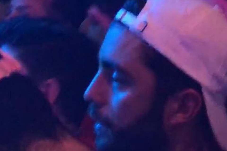 VÍDEO - Emocionado, Pedro Scooby curte show de Anitta em camarote na Sapucaí