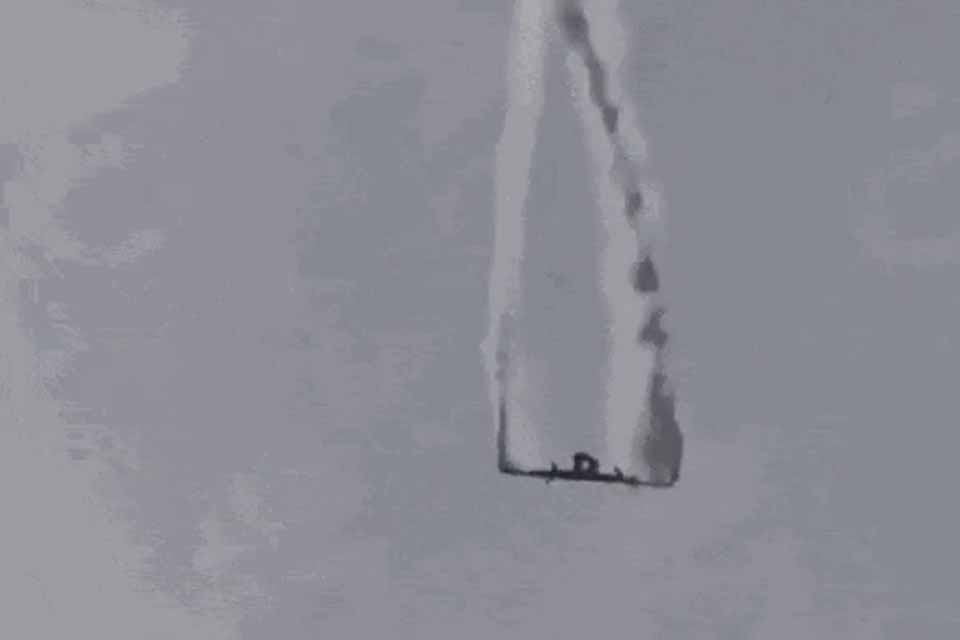 Avião militar dos EUA cai na guerra contra o Irã; grupo assume ataque