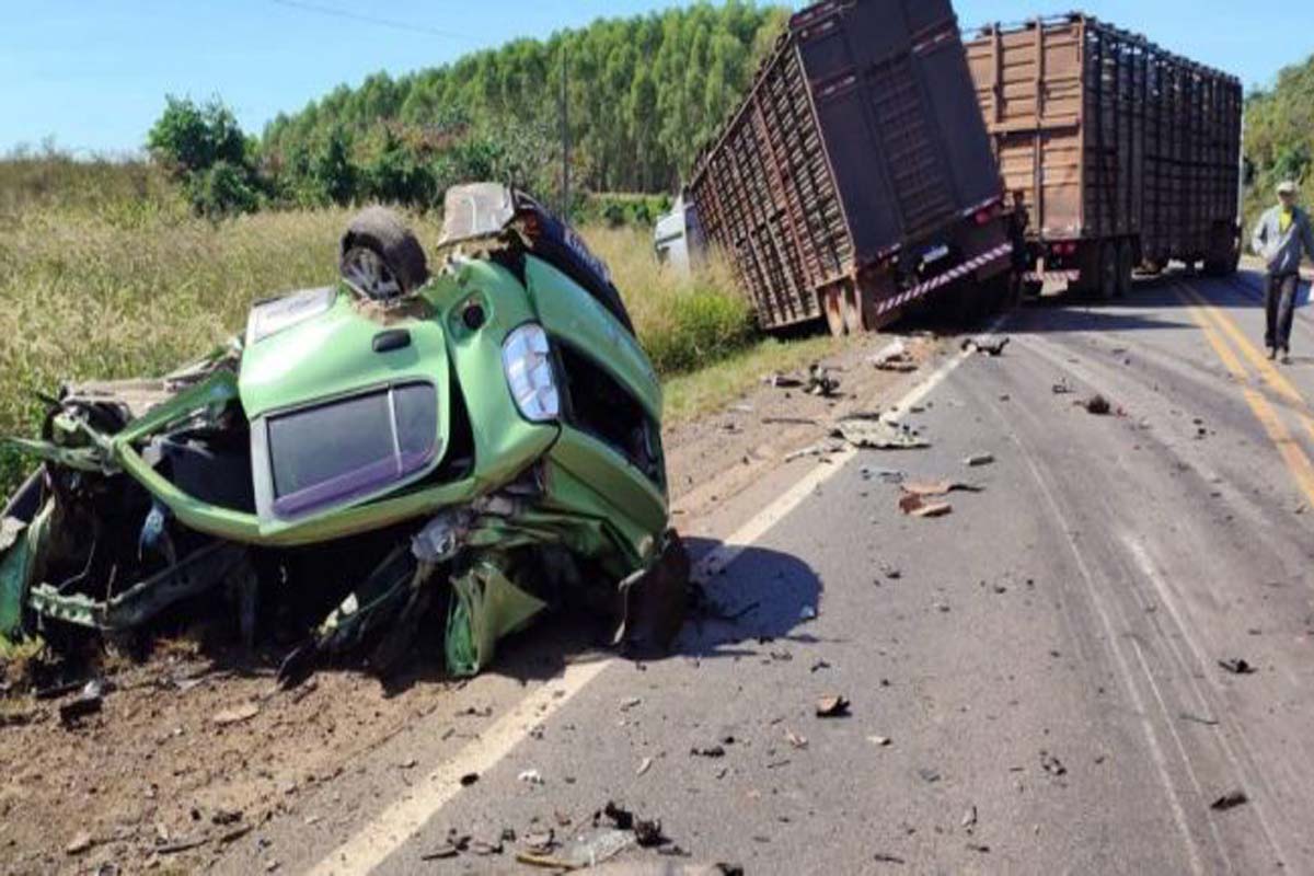 Colisão entre carro e carretas deixa uma vítima fatal na BR-364 