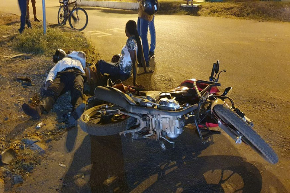 Casal que retornava de igreja em motocicleta colide em Uno em Jaru