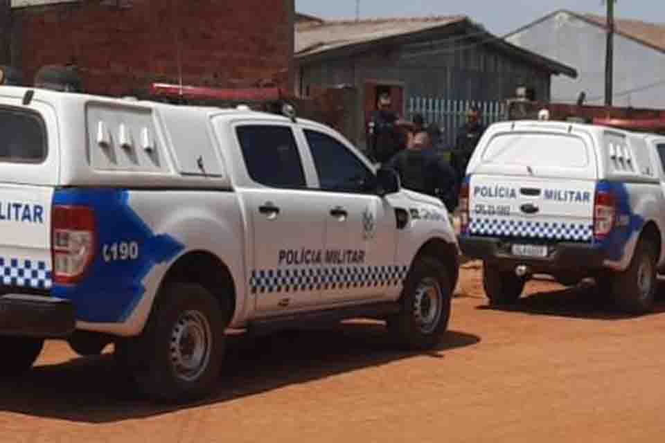 Motociclista é preso com drogas e simulacros de arma em Vilhena