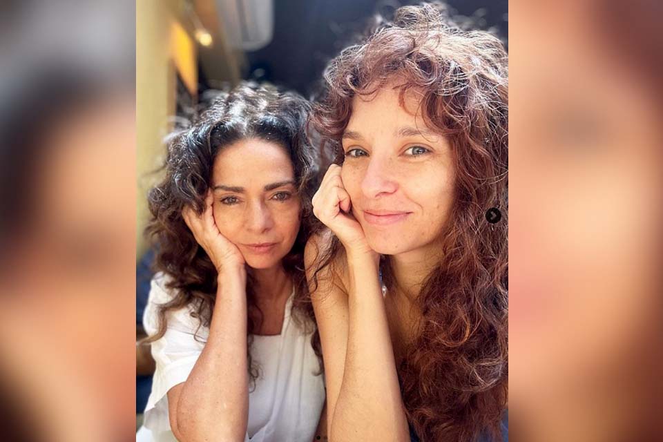 Claudia Ohana posta foto ao lado da filha e seguidores brincam: 'Gêmeas'