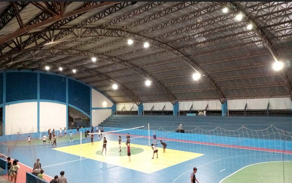 Prefeitura realiza troca de lâmpadas queimadas no Ginásio Adão Lamota