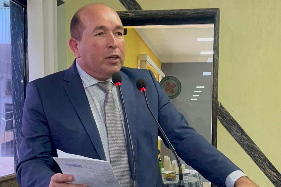 Mais uma operação tapa-buracos é feita no Tancredo Neves após pedido apresentado pelo vereador Edwilson Negreiros