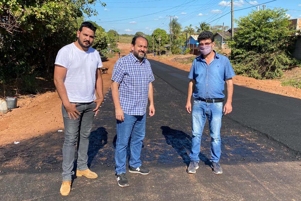 Em Alvorada do Oeste, deputado Laerte Gomes visita obras de pavimentação na Rua Eça de Queiroz