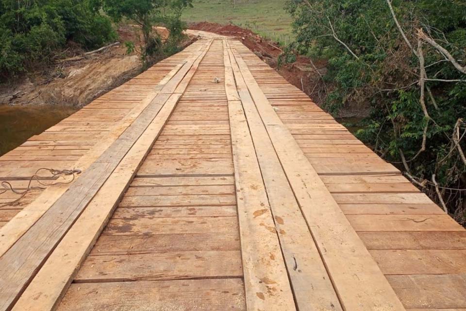 Secretaria Municipal de Infraestrutura reconstrói ponte sobre o Rio Paraíso na Linha 614