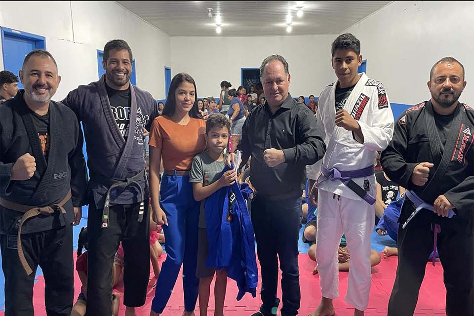 Deputado Pedro Fernandes realiza entrega de benefícios ao Projeto Pequeno Samurai em Cujubim