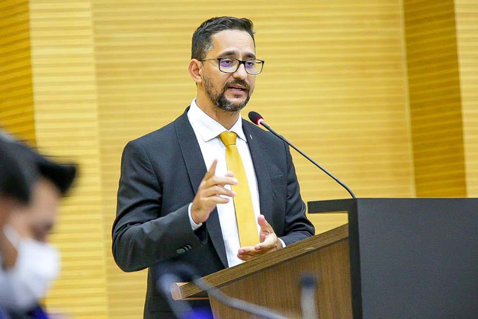 Lei de autoria do deputado Anderson que garante passe livre em ônibus para pessoas em tratamento de câncer é sancionada pelo Governo