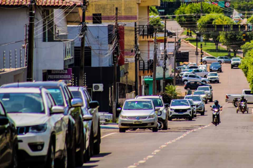 Proprietários de veículos com placa final 4 têm até 30 de abril para atualizar licenciamento anual